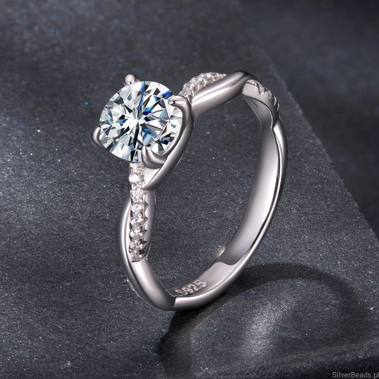 srebrny pierścionek na prezent z Moissanitem 0,5 ct otoczonym kryształami