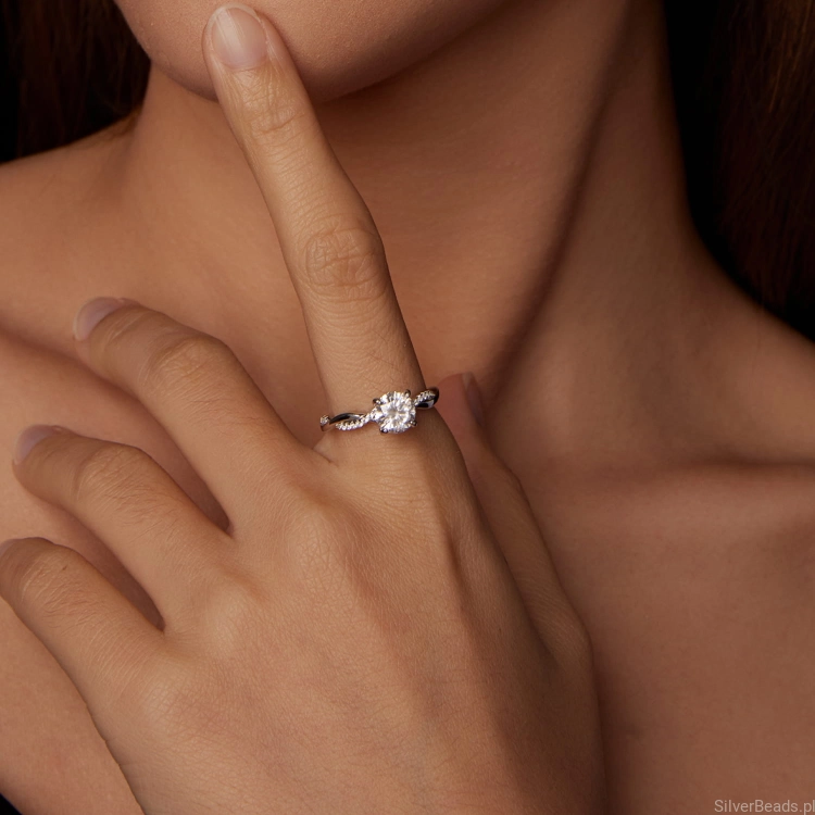 subtelny srebrny pierścionek z Moissanitem 1,0 ct ct otoczonym kryształami