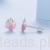 Pastelowe kolczyki ze srebra z motywem truskawki – idealne na co dzień.