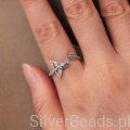 Pierścionek Strzelec srebrny – doskonały talizman dla poszukiwaczek nowych dróg.