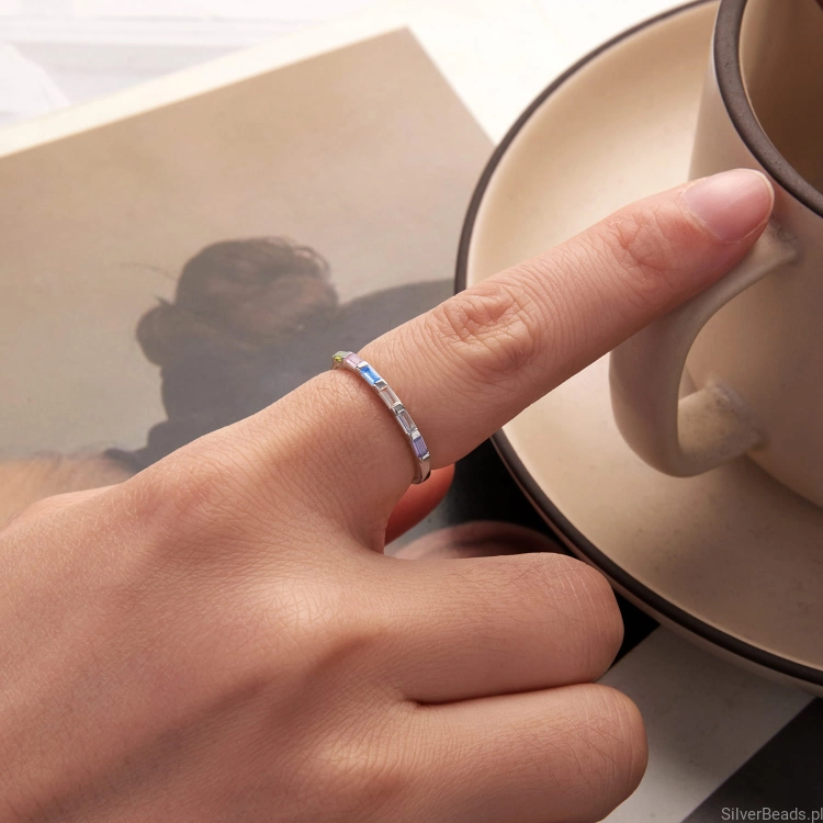 Minimalistyczny rainbow ring – srebro 925 i pastelowy połysk dla miłośniczek trendów.