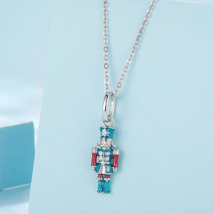 Bajkowy charms Nutcracker w żywych kolorach.