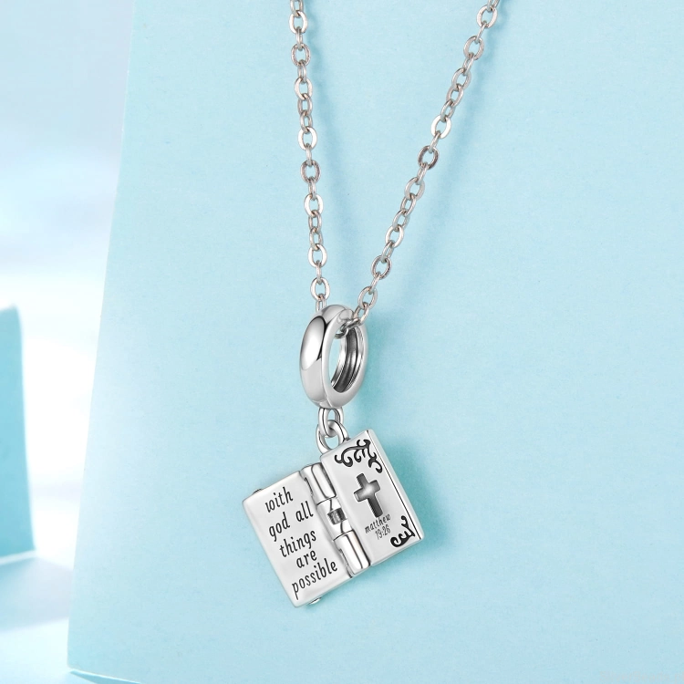 Charms z motywem wiary i nadziei w formie miniaturowej księg