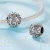 Delikatny charms z ornamentalnymi detalami.