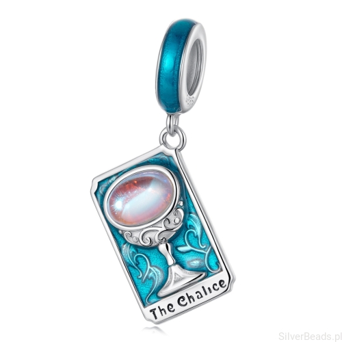 Srebrny charms z kielichem i opalizującym kamieniem na turkusowym tle