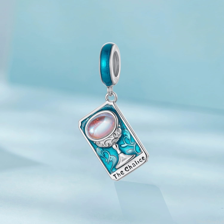 Magiczny charms w formie kielicha, idealny dla miłośników symboliki.