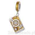 Srebrny charms „Koło Fortuny” z ozdobnymi trybami i kryształkami.
