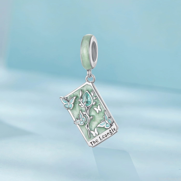 Charms z motywem buławy – siła, honor i przywództwo.