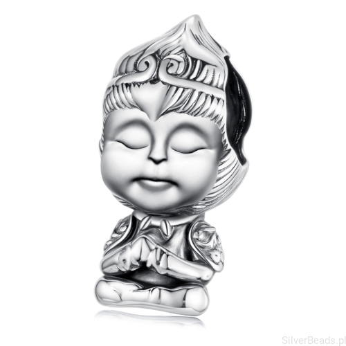Srebrny charms „Mały Wokong” w pozycji medytacji.