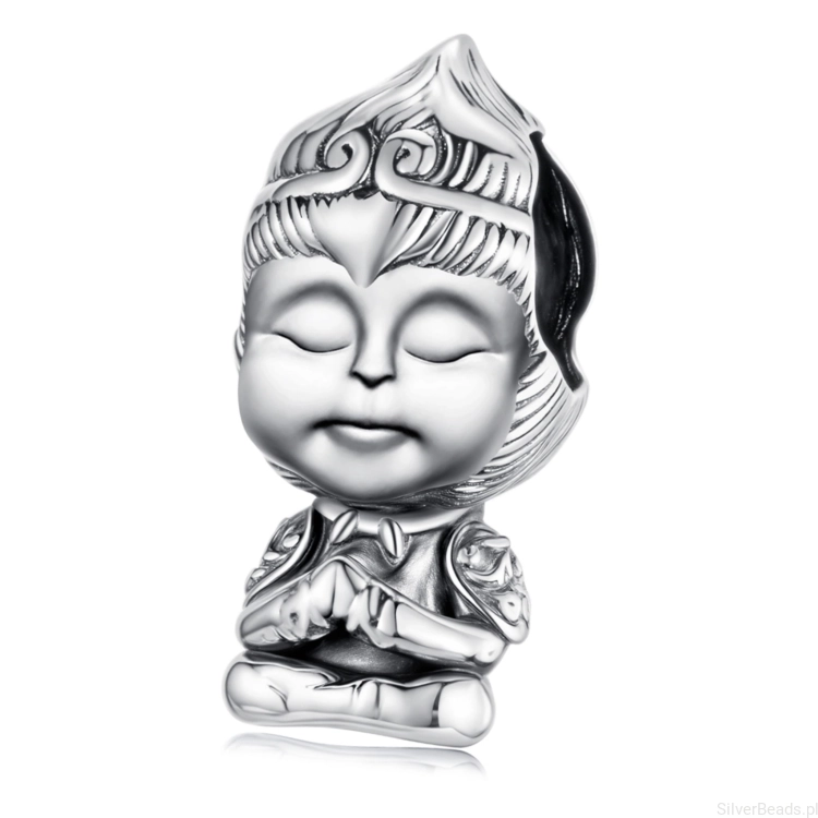 Srebrny charms „Mały Wokong” w pozycji medytacji.