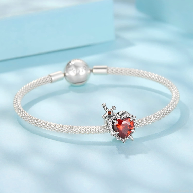 Charms „Serce z Mieczem” – symbol siły uczuć i namiętności.