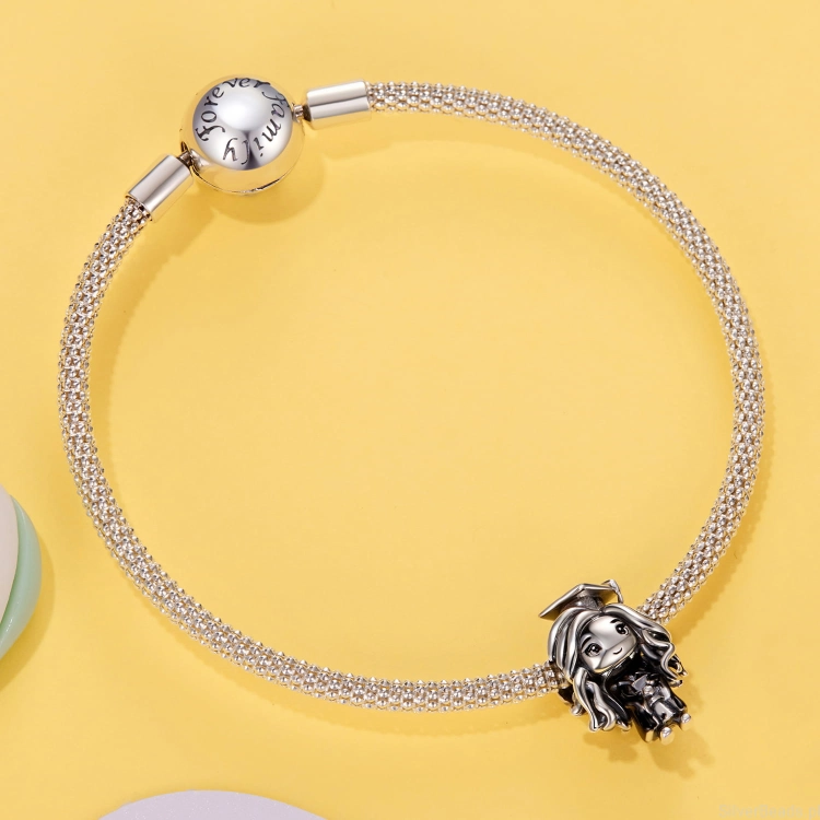 Urocza absolwentka jako charms – symbol sukcesu i nowych początków.