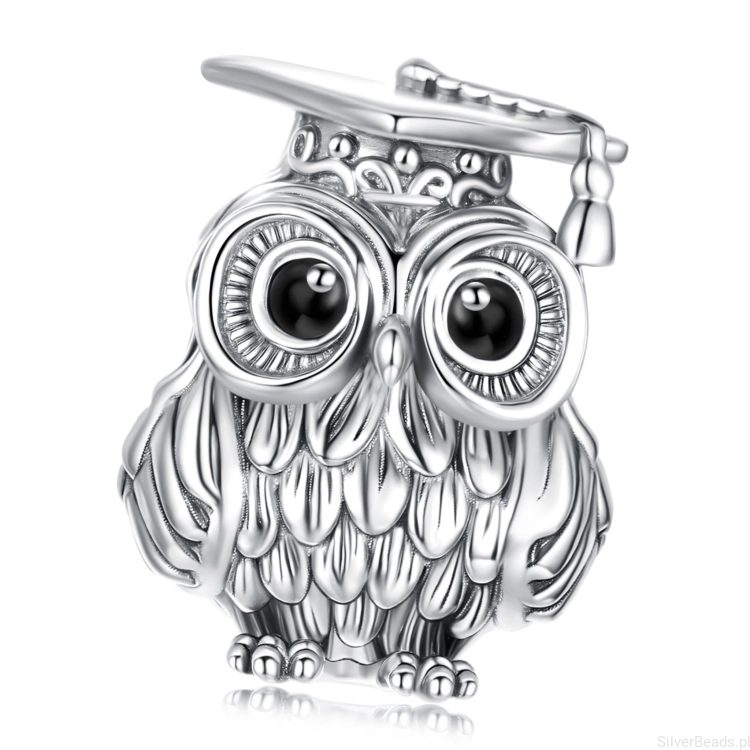 Srebrny charms „Sowa Absolwentka” – symbol mądrości i sukcesu.