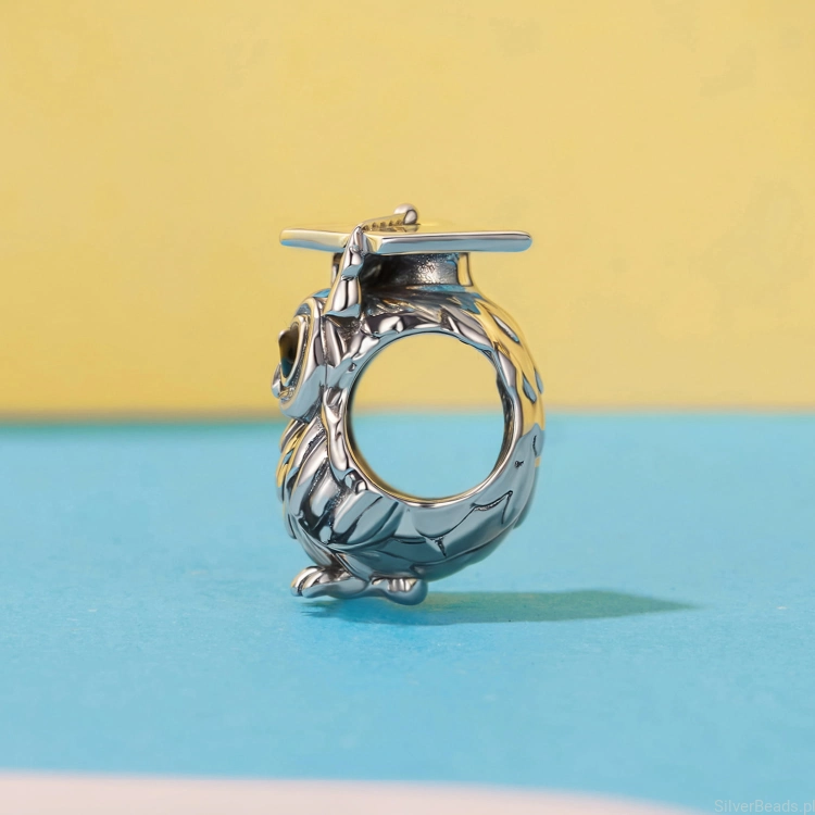 Charms „Sowa Absolwentka” – mądrość, wiedza i nowe możliwości.