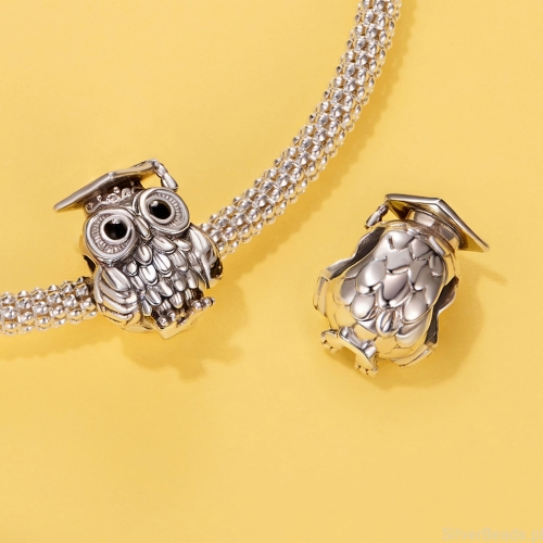 Urocza sowa w stroju absolwenckim jako charms do bransoletki.