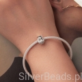 Detalicznie zdobiona sowa w birecie – elegancki charms.