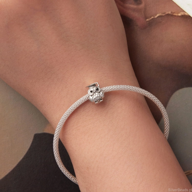 Detalicznie zdobiona sowa w birecie – elegancki charms.