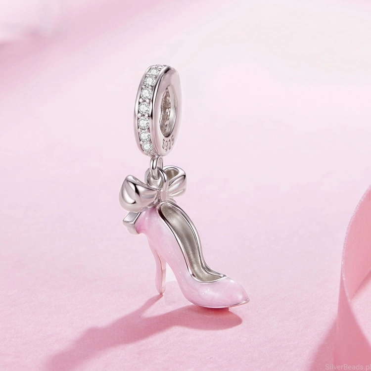 Modowy charms „Różowa Szpilka” – elegancja w miniaturowej formie.