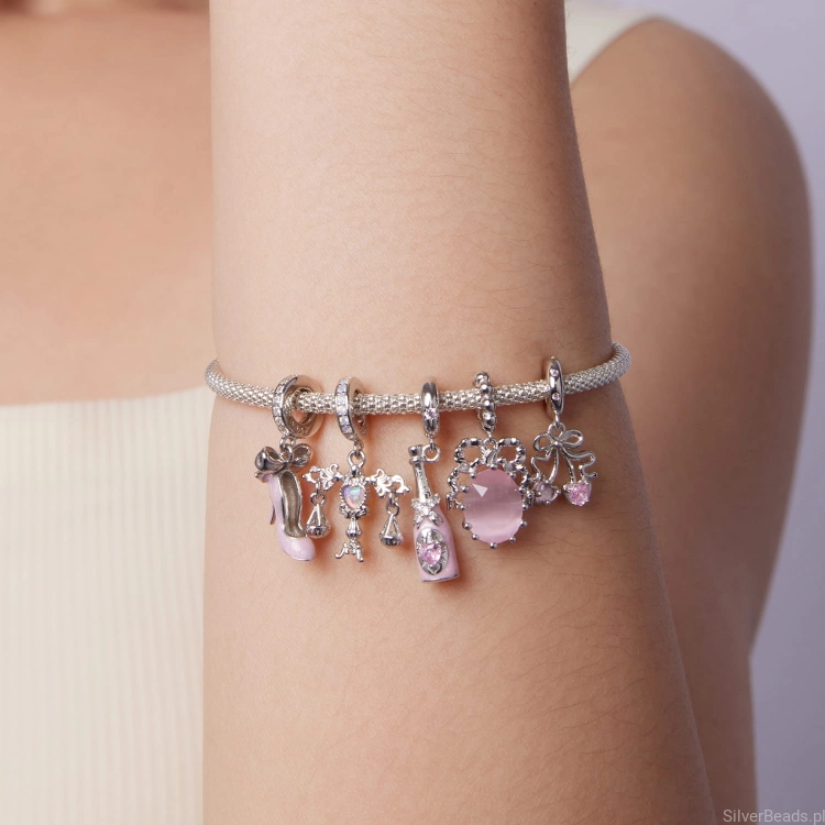 Charms w kształcie szpilki – idealny na prezent dla fashionistki.