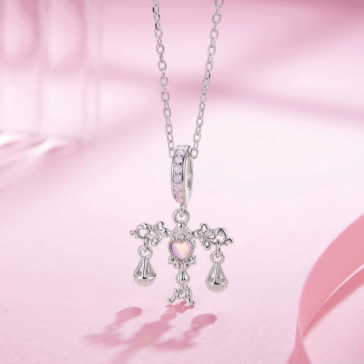 Srebrna zawieszka „Waga” – elegancja i głęboka symbolika.