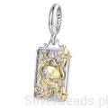 Srebrny charms z motywem zodiaku Wodnik w złotym wykończeniu.