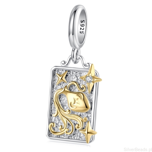 Srebrny charms z motywem zodiaku Wodnik w złotym wykończeniu.