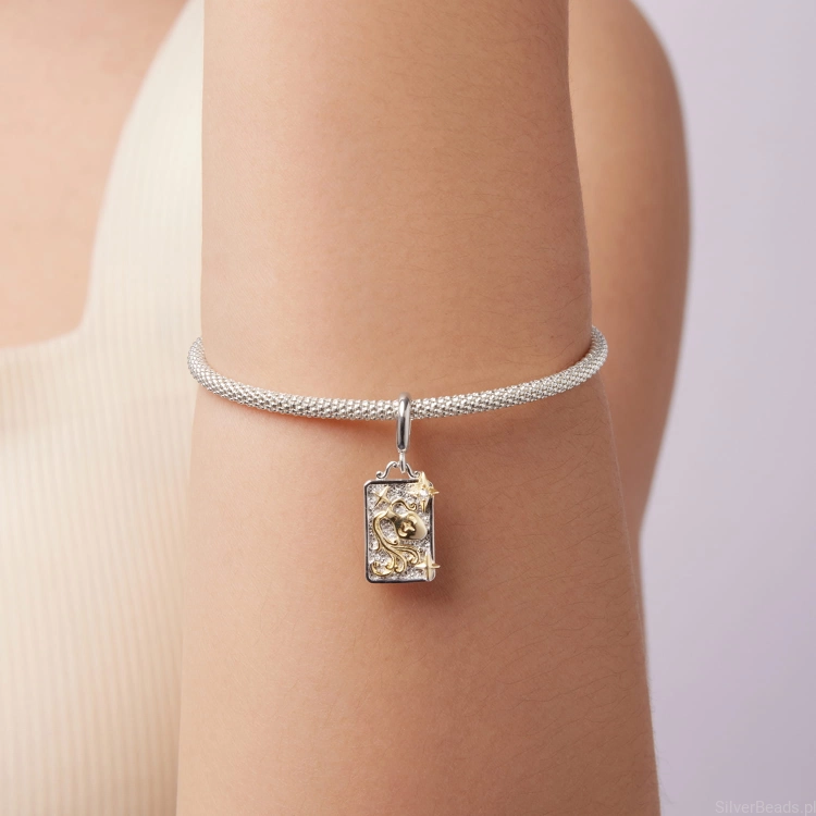 Astrologiczny charms Wodnik z błyszczącą gwiazdą.