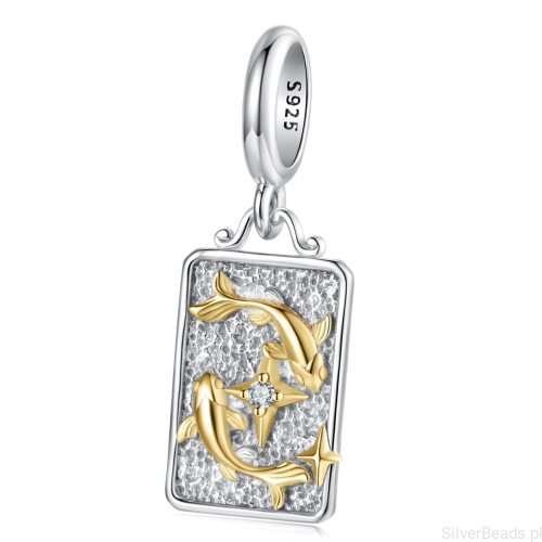 Srebrny charms zodiakalny Ryby ze złotymi detalami.