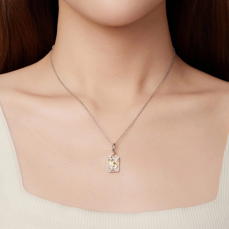 Zodiakalny byk – srebrny charms z pozłacanym reliefem.