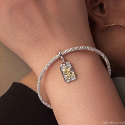 Zodiakalne bliźnięta – srebrny charms z pozłacanym reliefem.