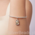 Charms zodiakalny lew z fakturowanym tłem i złotymi detalami.