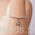 Charms zodiakalny lew z fakturowanym tłem i złotymi detalami.