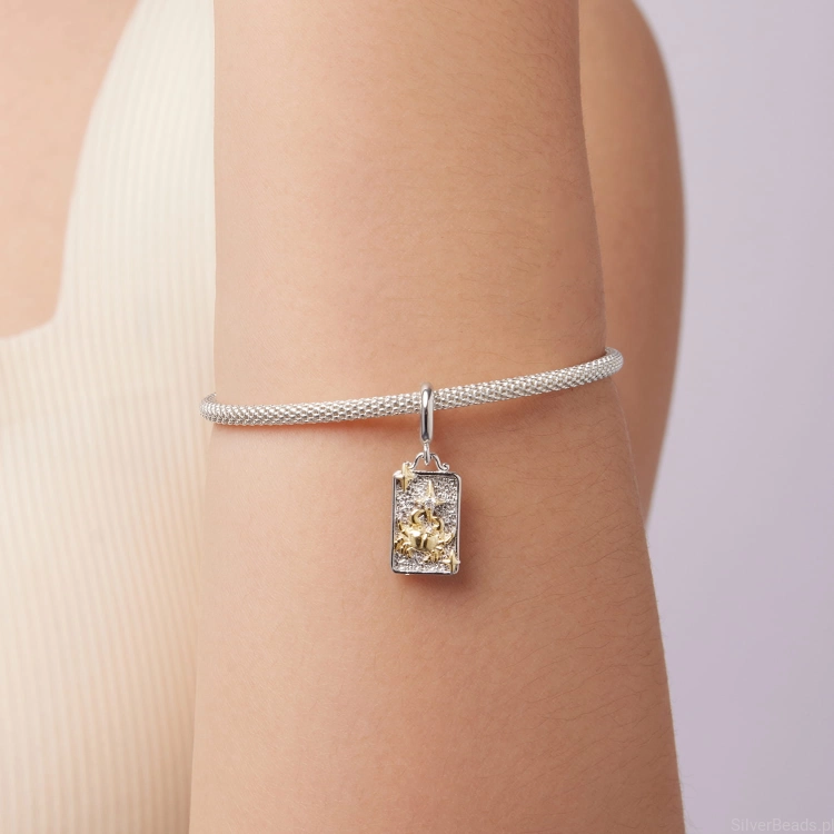 Charms zodiakalny rak z fakturowanym tłem i złotymi detalami.