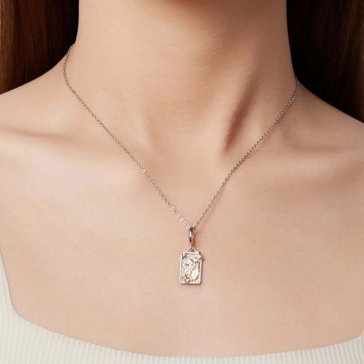 Zodiakalna panna – srebrny charms z pozłacanym motywem.