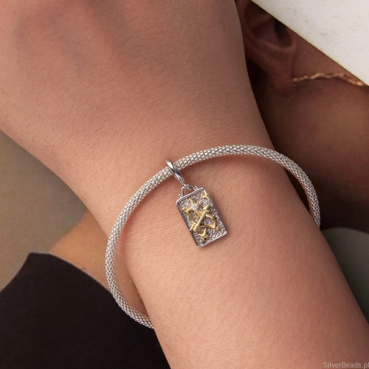 Srebrno-złoty charms strzelec dla miłośników astrologii.