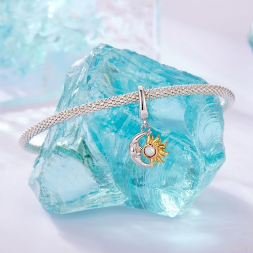 opalowy charms w kosmicznym stylu