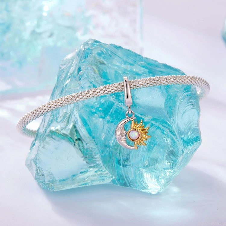 opalowy charms w kosmicznym stylu