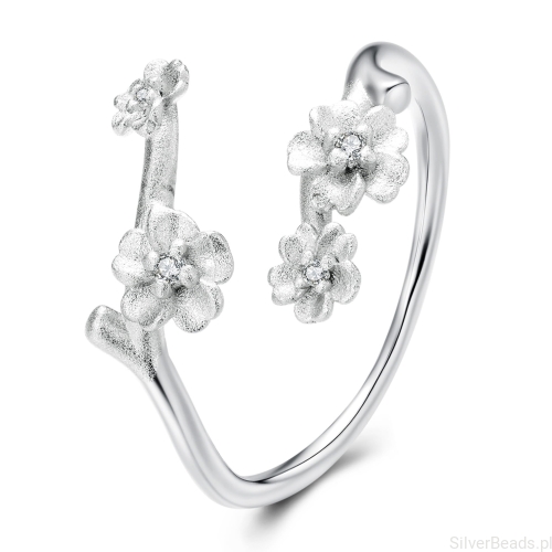 Srebrny pierścionek z drobnymi kwiatami – subtelna biżuteria inspirowana naturą.