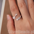 Elegancki pierścionek z kwiatami – delikatny, naturalny styl.