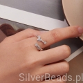 Kwiatowy pierścionek srebrny – matowe detale i kobieca forma.