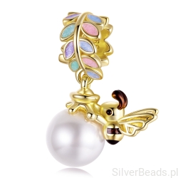 Srebrny charms pszczółka z perłą i kolorowymi listkamii – pozłacane srebro 925