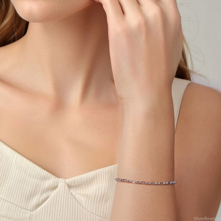 Bransoletka ze srebra 925 w stylu casual i eleganckim.