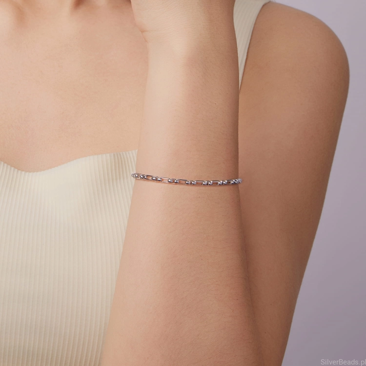 Bransoletka ze srebra 925 w stylu casual i eleganckim.