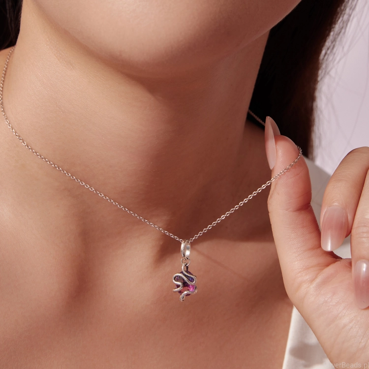 waz-owiniety-wokol-kamienia-charms