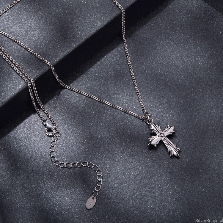 srebrny-krzyzyk-na-lancuszku-moissanite