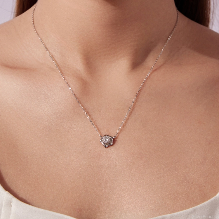 naszyjnik-zawieszka-roza-moissanite