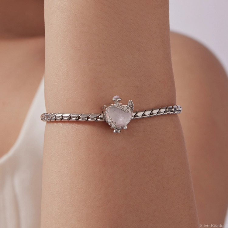 charms-delikatny-perfumy-serce-kobiecy.jpg