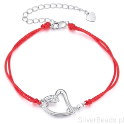 Bransoletka na czerwonym sznurku ze srebrnym serduszkiem na prezent
