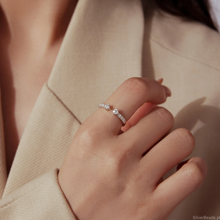 pierscionek-z-blyszczacymi-moissanitami.jpg