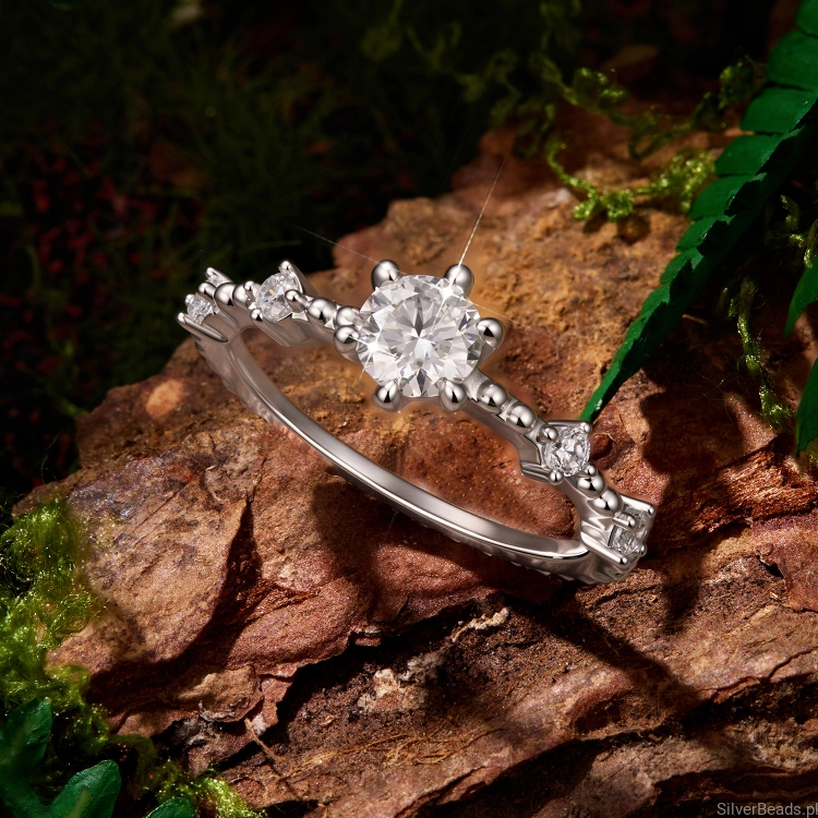 elegancki-pierscionek-z-moissanitem-925.jpg